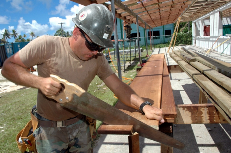 ebeniste-TOURETTE DU CHATEAU-min_worker_construction_building_carpenter_male_job_build_helmet-893290